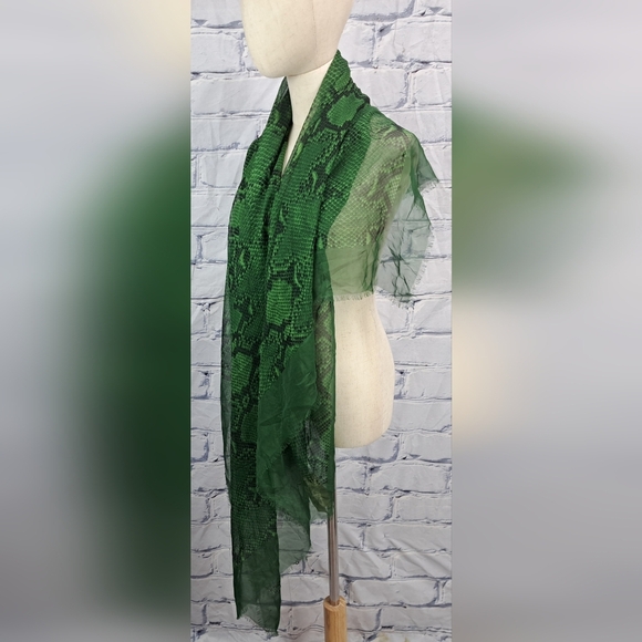 Burberry Women's Scarf Green Reptile Snakeskin 100% Silk Italy 70" x 40" - Picture 3 of 16